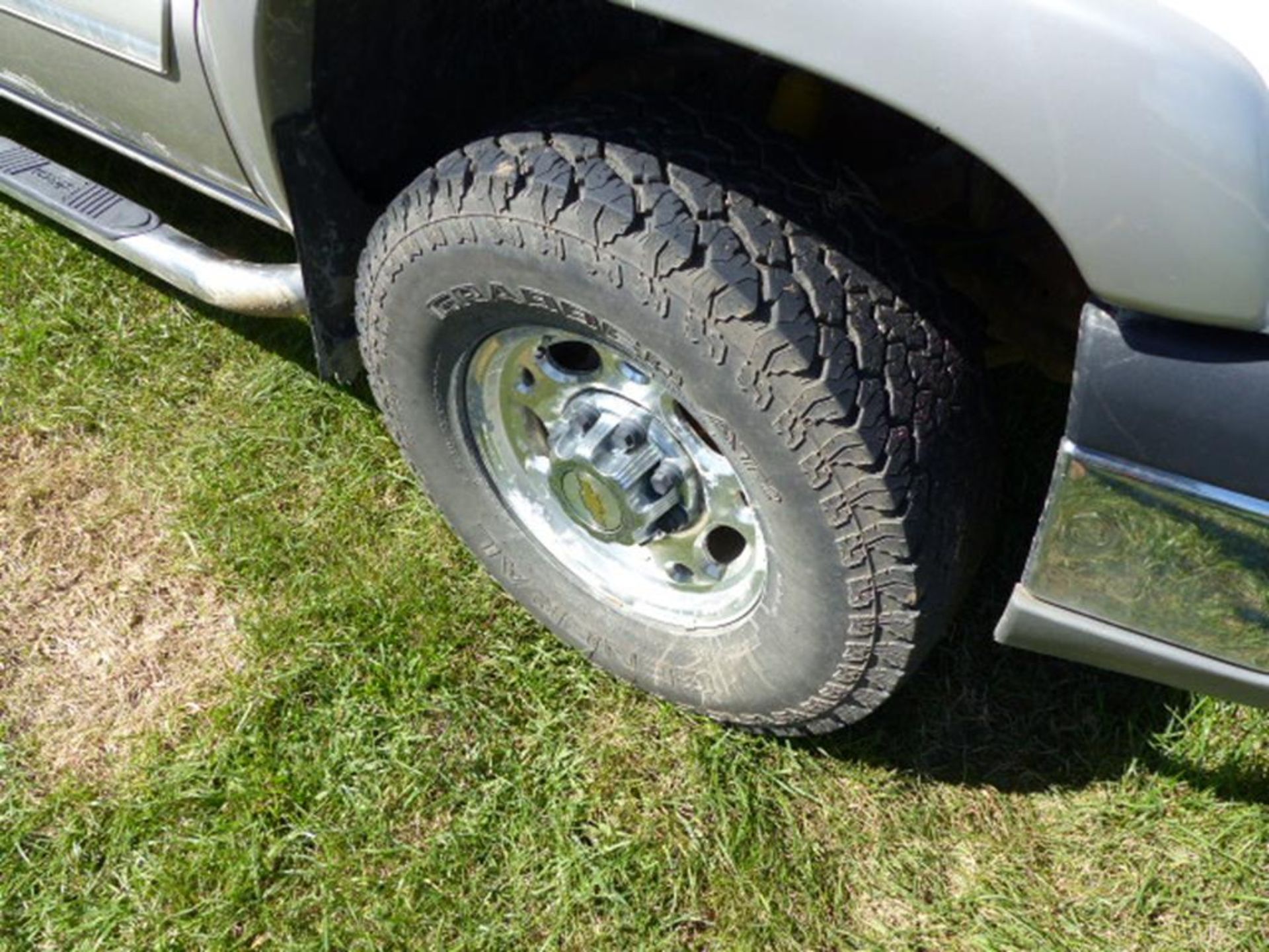 2004 CHEVY 2500 EXT CAB 4WD PICKUP, 6' BED, WHITE, NERF BARS, HITCH, SILVER TRIM,V-8, AUTO, CLOTH - Image 6 of 7