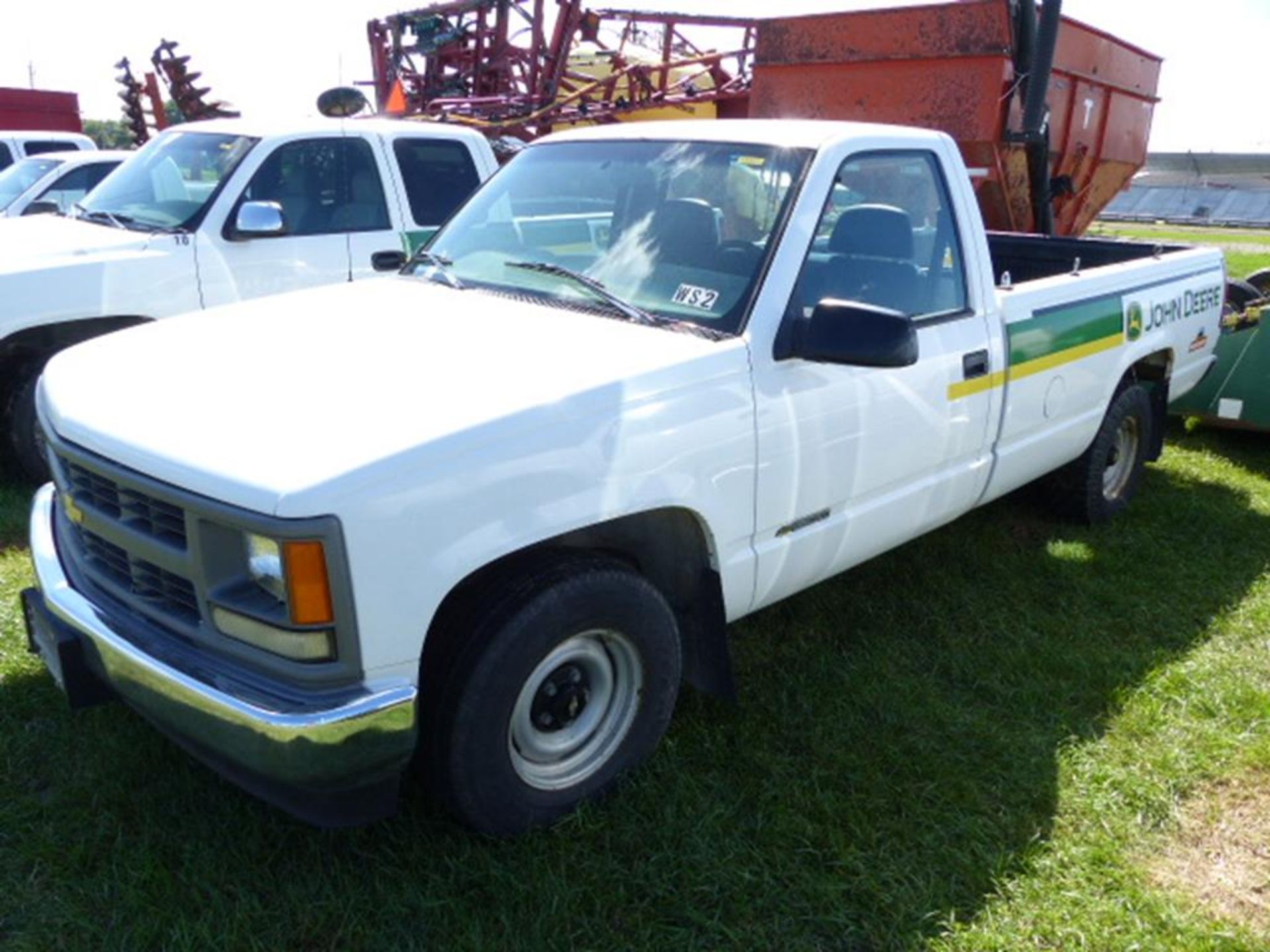 1998 CHEVY 1500 REG CAB 2WD PICKUP, 8' BED WITH BED LINER AND MAT, WHITE, TRAILER HITCH, V-6, AUTO,