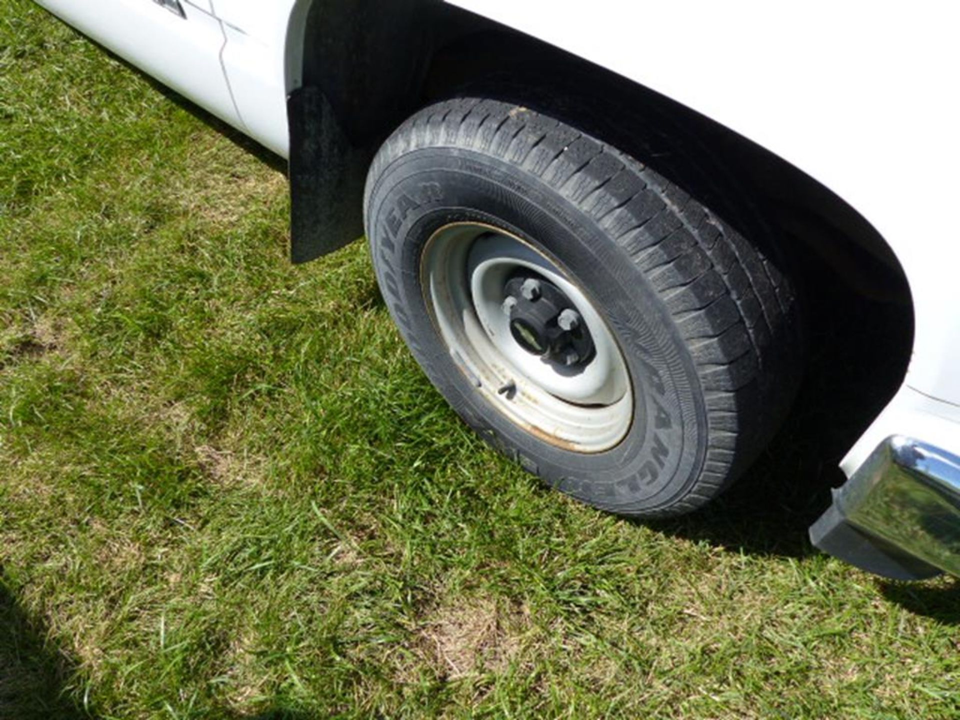 1998 CHEVY 1500 REG CAB 2WD PICKUP, 8' BED WITH BED LINER AND MAT, WHITE, TRAILER HITCH, V-6, AUTO, - Image 6 of 7