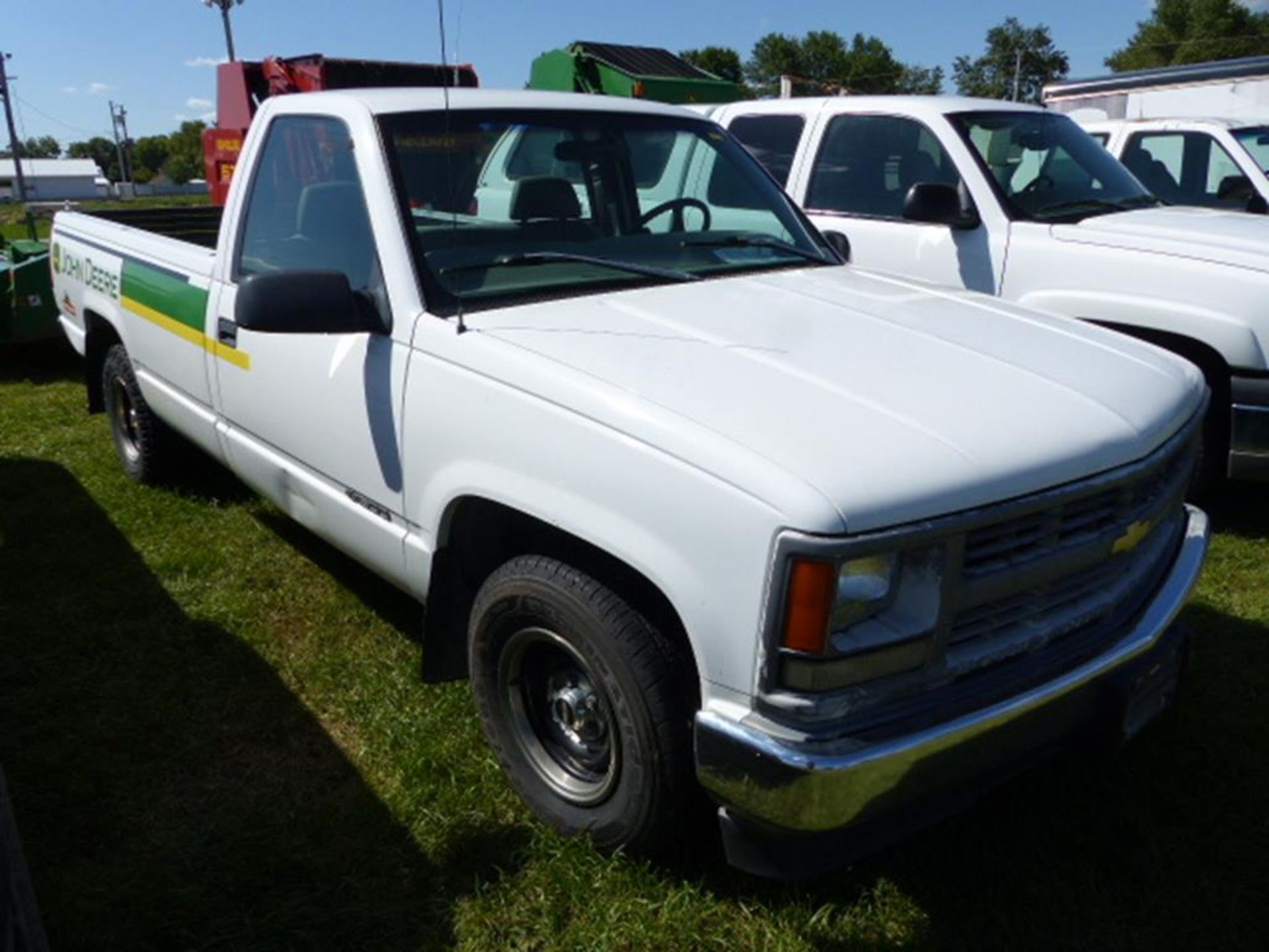 1997 CHEVY WT 1500 REG CAB 2WD PICKUP, 8' BED W/LINER AND LUVERED TAILGATE, V6 AUTO, CLOTH - Image 7 of 7