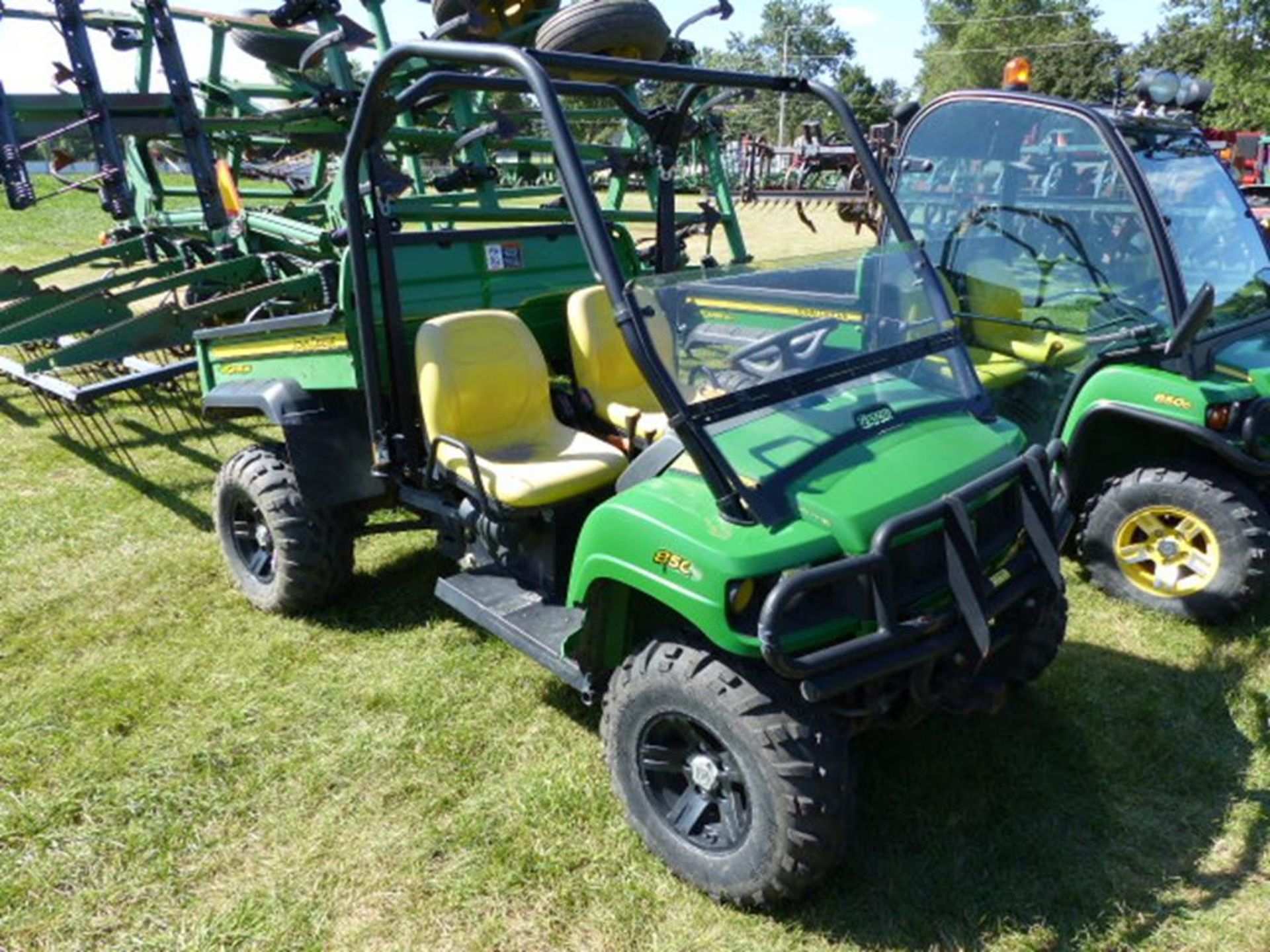 2009 JD XUV 850D GATOR, 4WD, DIESEL, HALF WINDSHIELD, POWER BED LIFT, ROPS, 1004HR, SN:M0XUVDX032383 - Image 4 of 6