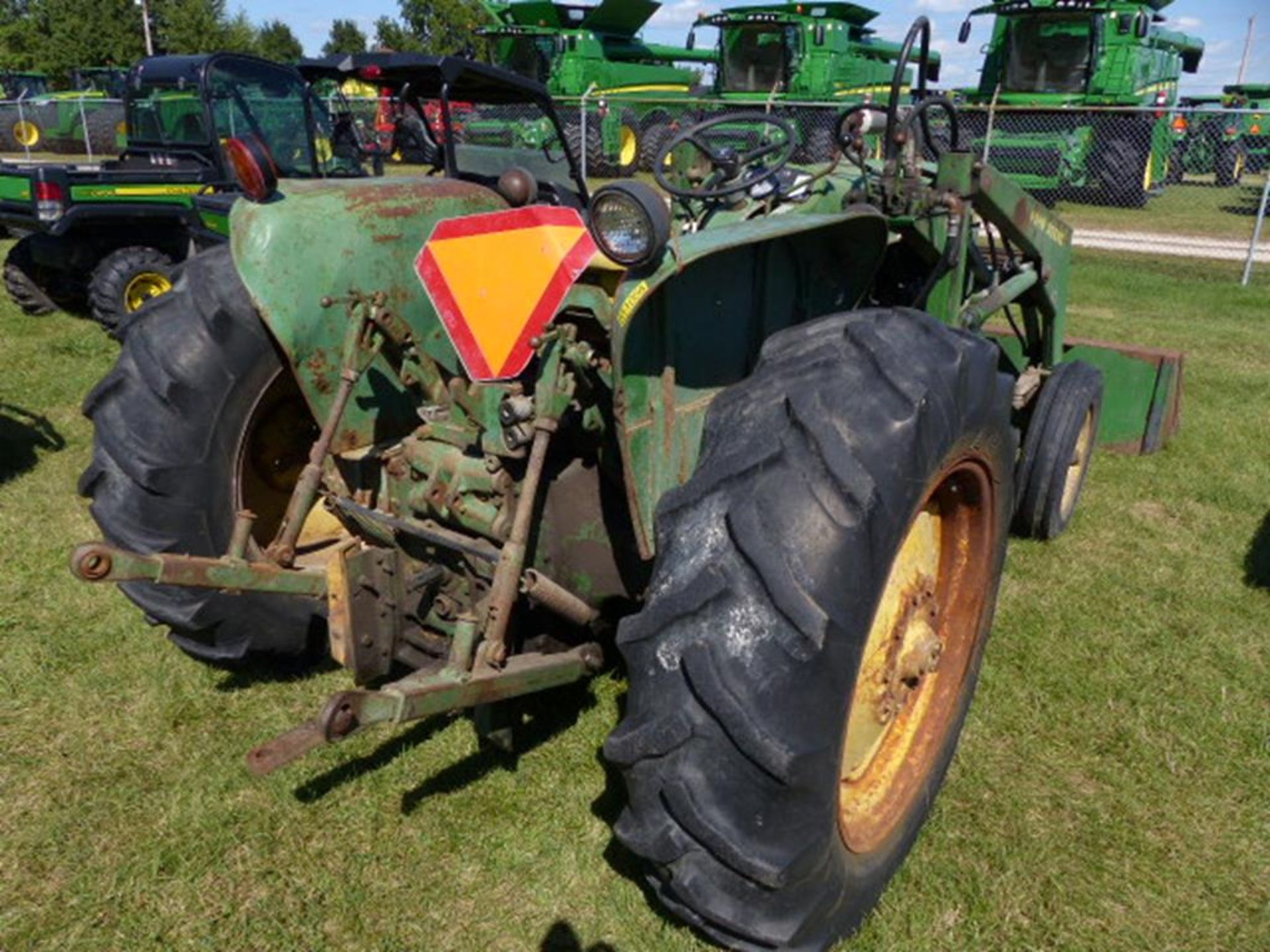 JD 2010 TRACTOR, GAS, 3 PT, 540 PTO, REAR SCV, 36A LOADER WITH 78" BUCKET, SHOWS 3674HR - Image 3 of 4