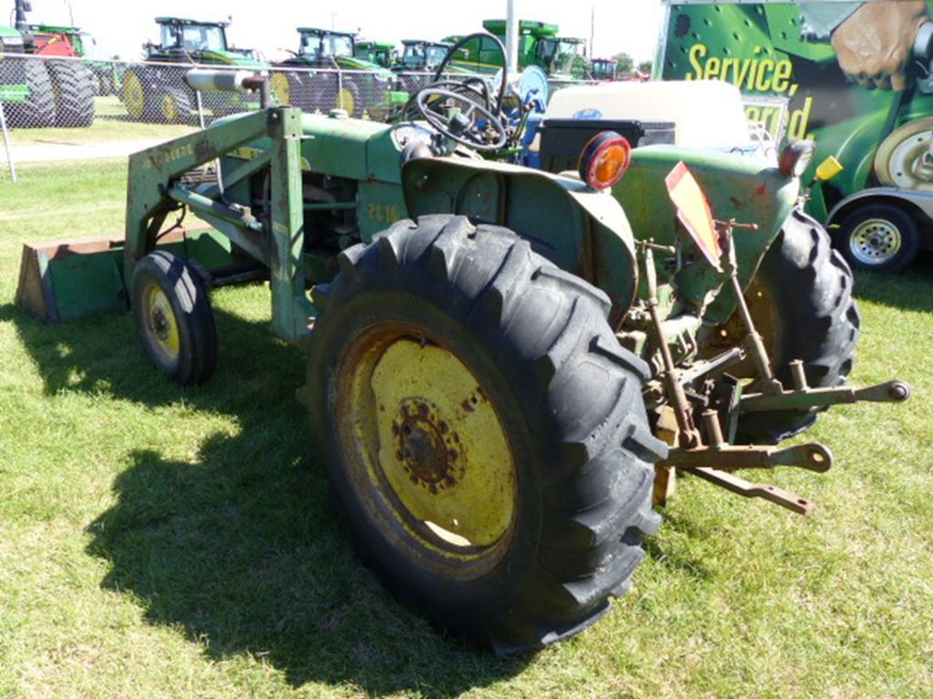 JD 2010 TRACTOR, GAS, 3 PT, 540 PTO, REAR SCV, 36A LOADER WITH 78" BUCKET, SHOWS 3674HR - Image 2 of 4