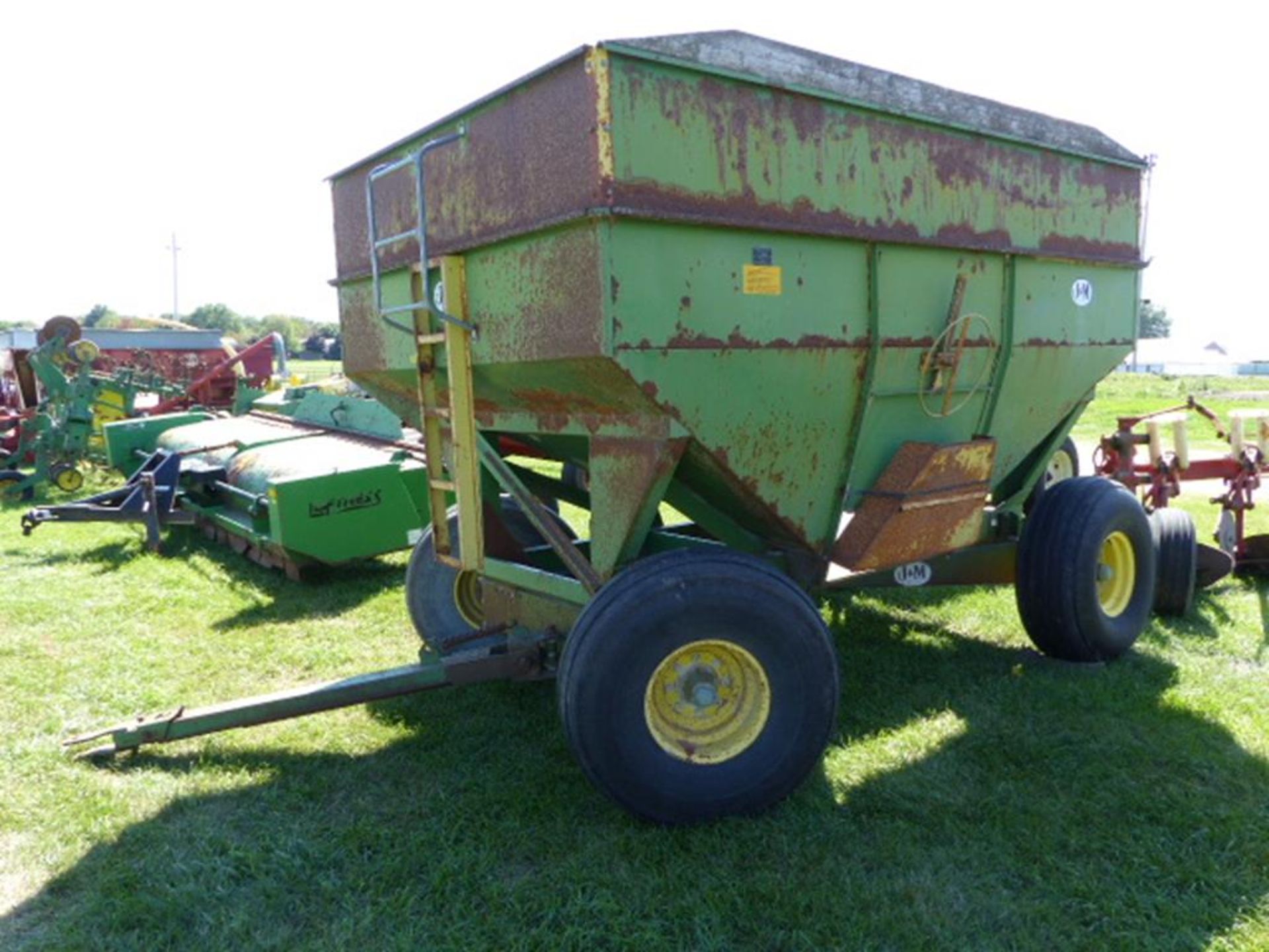 J&M 350 GRAVITY BOX ON J&M 8 BOLT RUNNING GEAR, 16.5LX16.1 TIRES, SN:14662 - Image 2 of 2