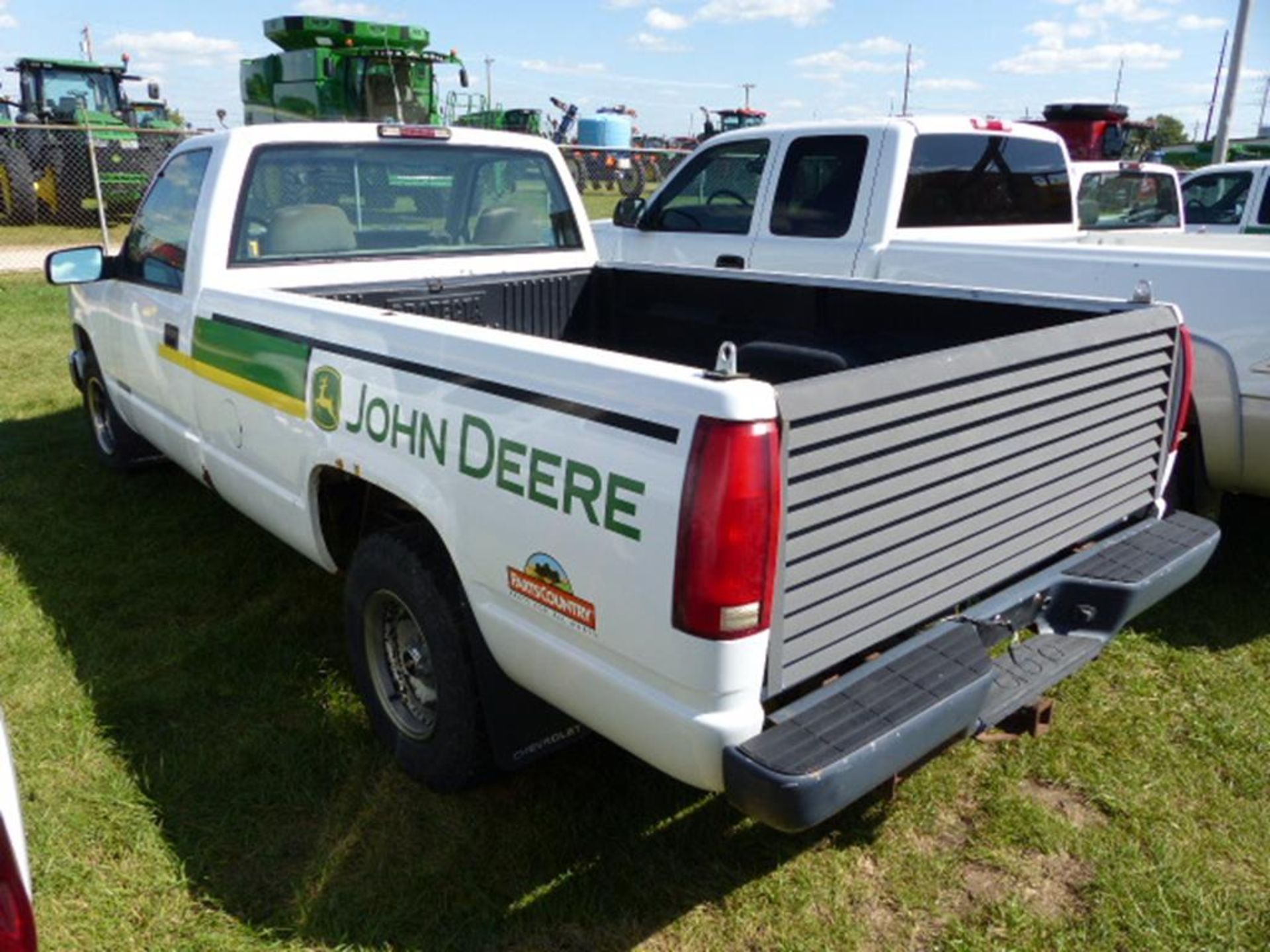 1997 CHEVY WT 1500 REG CAB 2WD PICKUP, 8' BED W/LINER AND LUVERED TAILGATE, V6 AUTO, CLOTH - Image 2 of 7