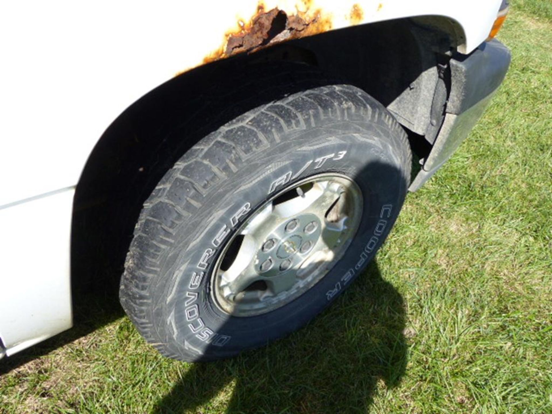 2001 CHEVY 1500 EXT CAB 4WD PICKUP, 6 1/2' BED, WHITE, ALUM RIMS, V-8,TRAILER HITCH, AUTO, CLOTH - Image 6 of 7