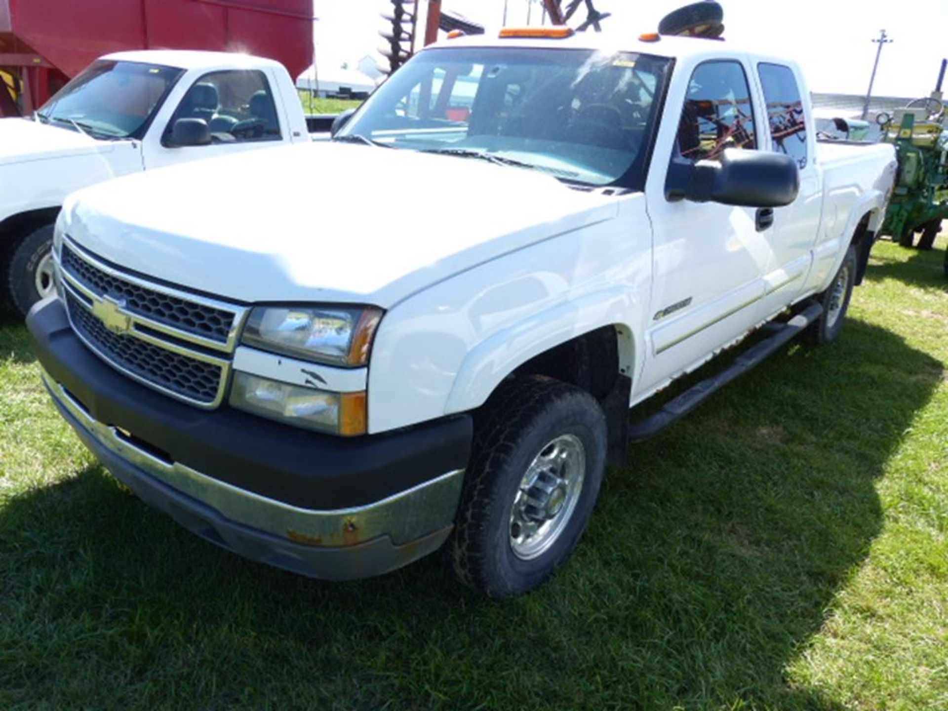 2005 CHEVY 2500HD EXT CAB, 4WD PICKUP, 6' BED, WHITE, TRAILER HITCH, V-8, AUTO, CLOTH INTERIOR,