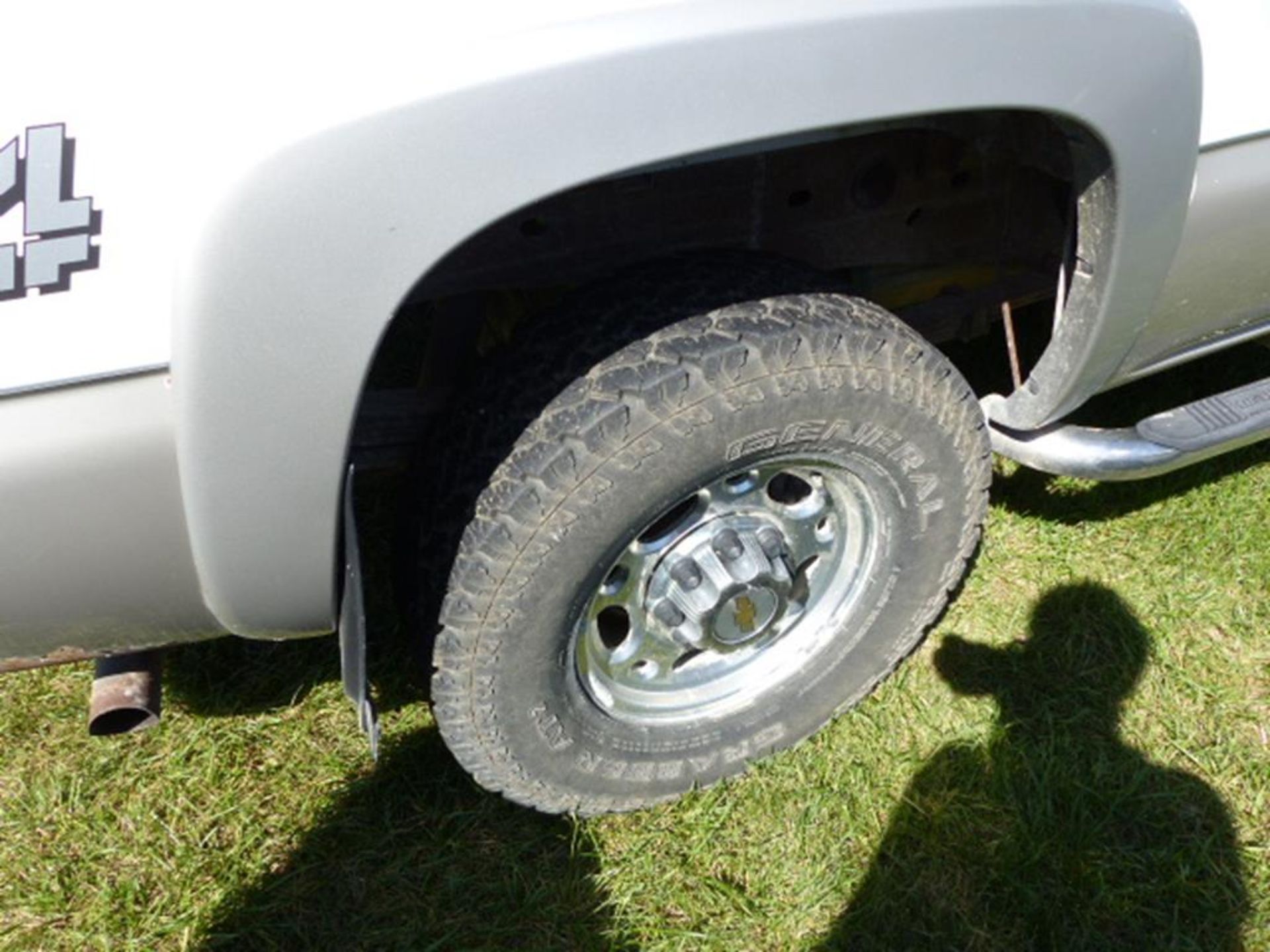 2004 CHEVY 2500 EXT CAB 4WD PICKUP, 6' BED, WHITE, NERF BARS, HITCH, SILVER TRIM,V-8, AUTO, CLOTH - Image 5 of 7