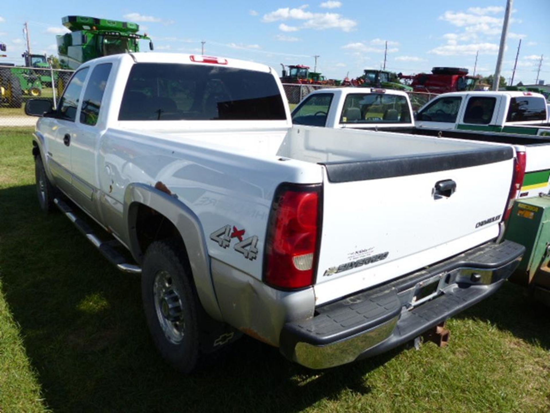 2004 CHEVY 2500 EXT CAB 4WD PICKUP, 6' BED, WHITE, NERF BARS, HITCH, SILVER TRIM,V-8, AUTO, CLOTH - Image 2 of 7