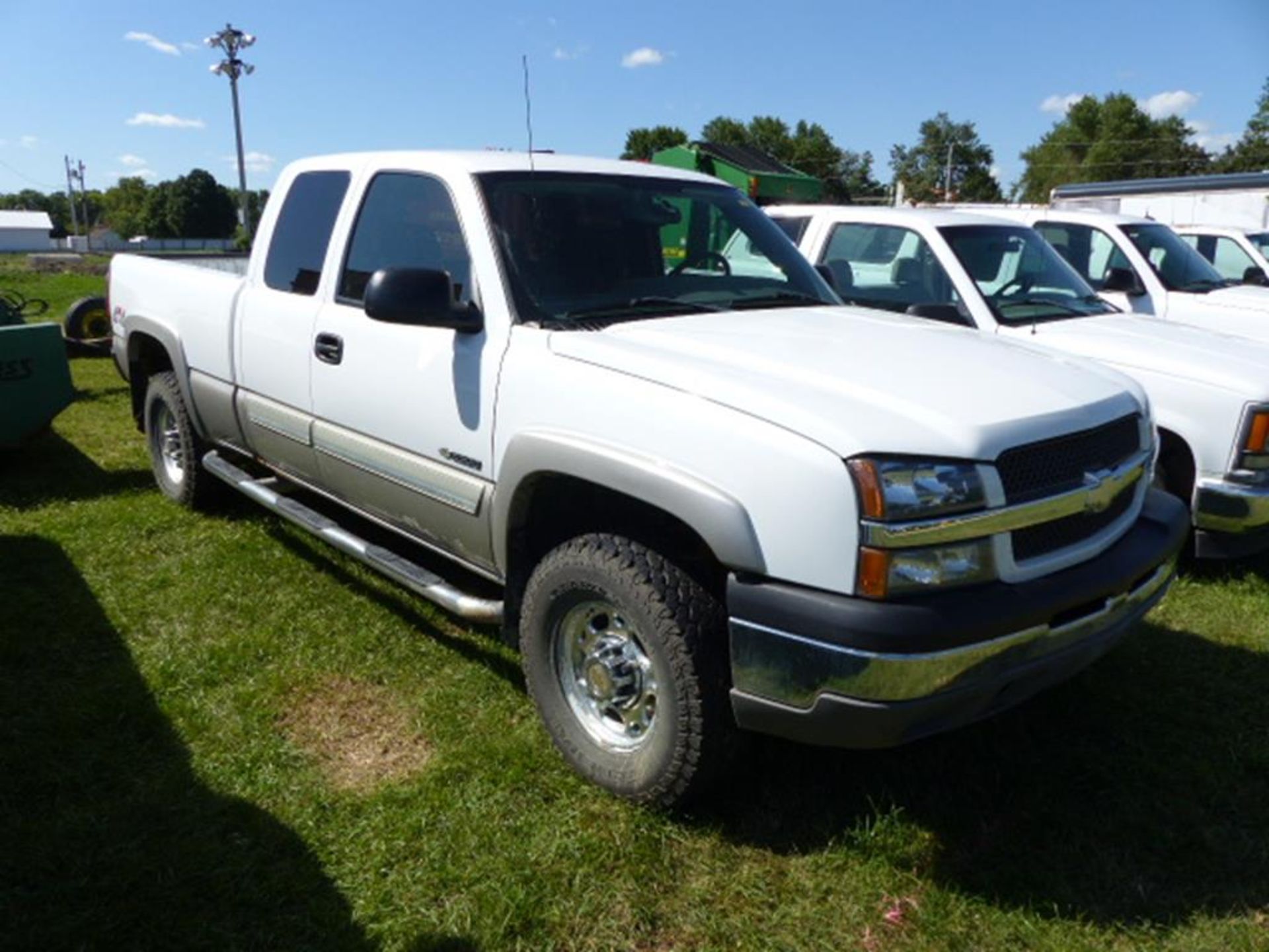 2004 CHEVY 2500 EXT CAB 4WD PICKUP, 6' BED, WHITE, NERF BARS, HITCH, SILVER TRIM,V-8, AUTO, CLOTH - Image 7 of 7