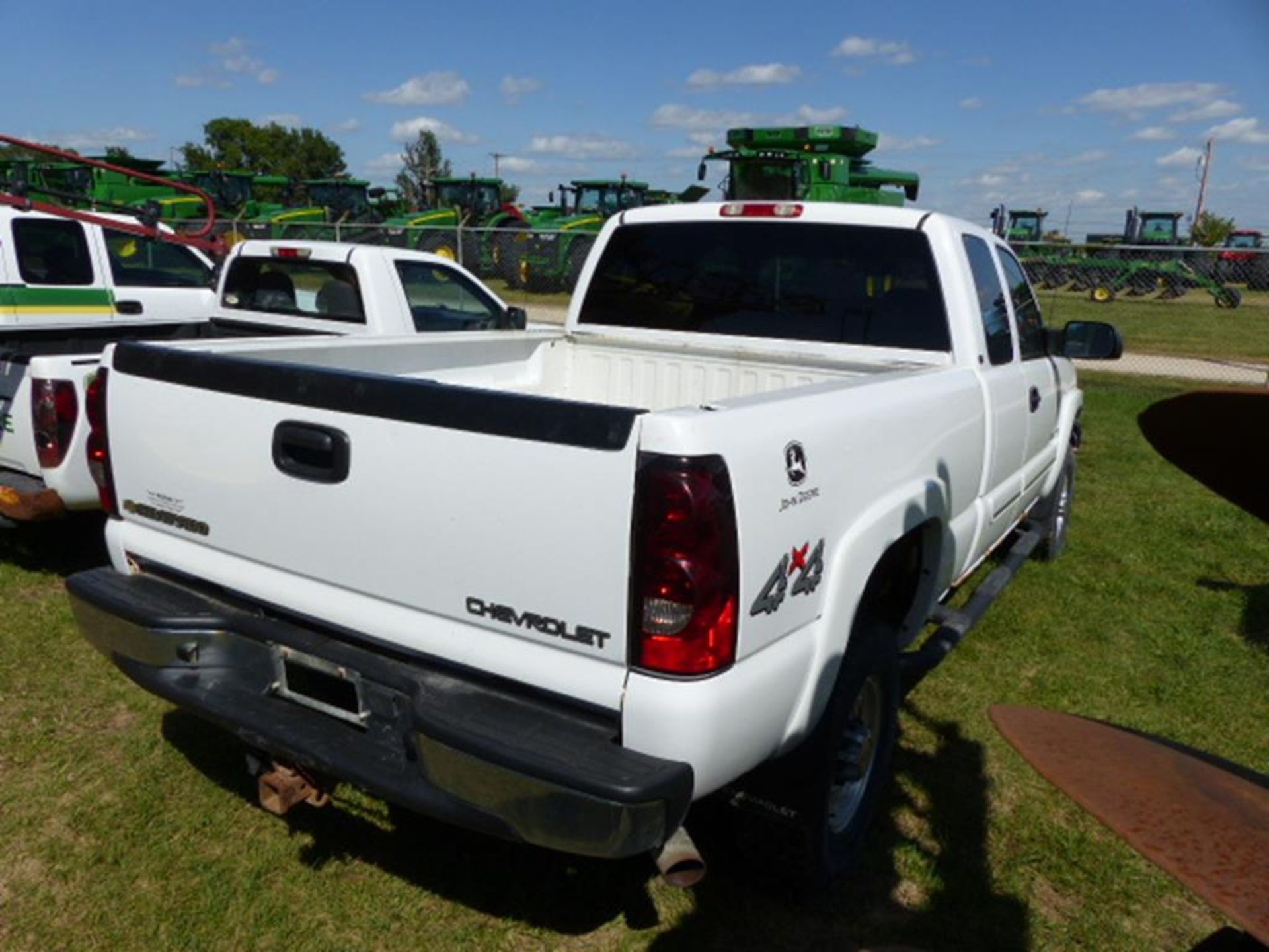 2005 CHEVY 2500HD EXT CAB, 4WD PICKUP, 6' BED, WHITE, TRAILER HITCH, V-8, AUTO, CLOTH INTERIOR, - Image 3 of 6