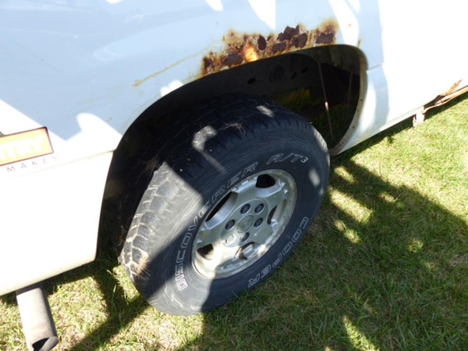 2001 CHEVY 1500 EXT CAB 4WD PICKUP, 6 1/2' BED, WHITE, ALUM RIMS, V-8,TRAILER HITCH, AUTO, CLOTH - Image 4 of 7