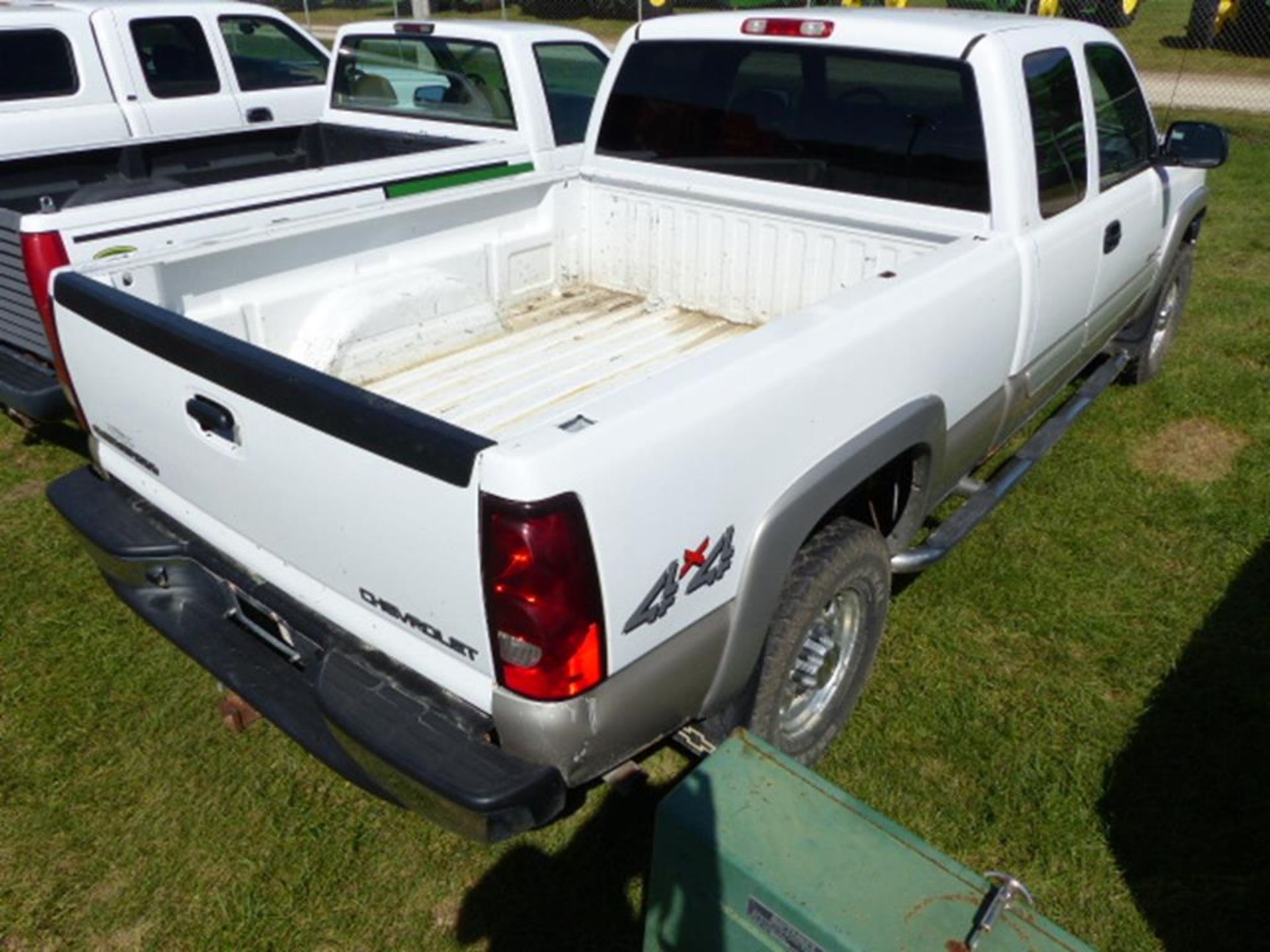 2004 CHEVY 2500 EXT CAB 4WD PICKUP, 6' BED, WHITE, NERF BARS, HITCH, SILVER TRIM,V-8, AUTO, CLOTH - Image 3 of 7