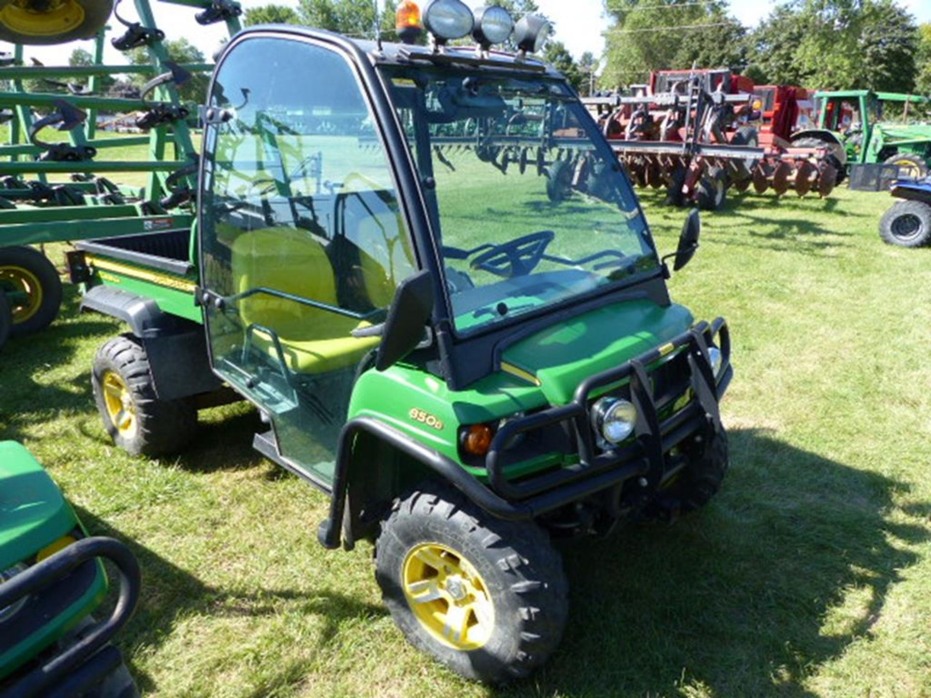 2009 JD 850D GATOR, 4WD, DIESEL, FULLY ENCLOSED FACTORY CAB, POWER BED LIFT, BED LINER - Image 4 of 6