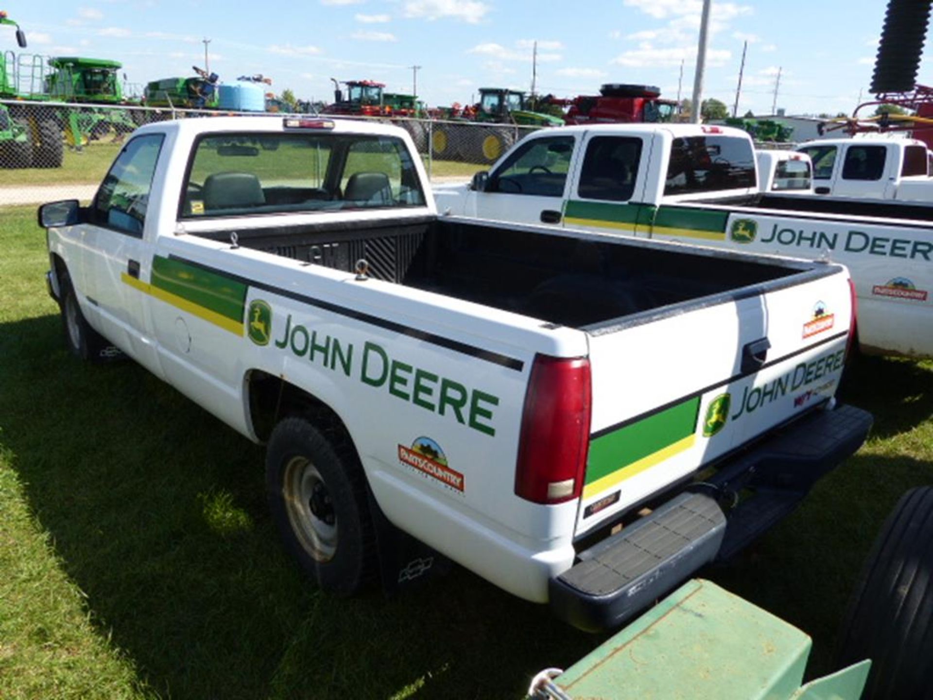 1998 CHEVY 1500 REG CAB 2WD PICKUP, 8' BED WITH BED LINER AND MAT, WHITE, TRAILER HITCH, V-6, AUTO, - Image 2 of 7