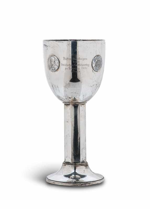 Silber - - Pokal mit gravierter Inschrift zum Luftfahrertag 1913. Moderne Form mit kanneliertem
