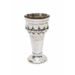 Silber - - Pokal in moderner Form mit barocken Anleihen. Glatte Wandung geteilt von zweireihigem,