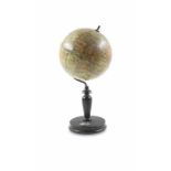 Globen - - Globus. Die Erde nach den neuesten Entdeckungen. Nürnberg, C. Abel Klinger, um 1890.