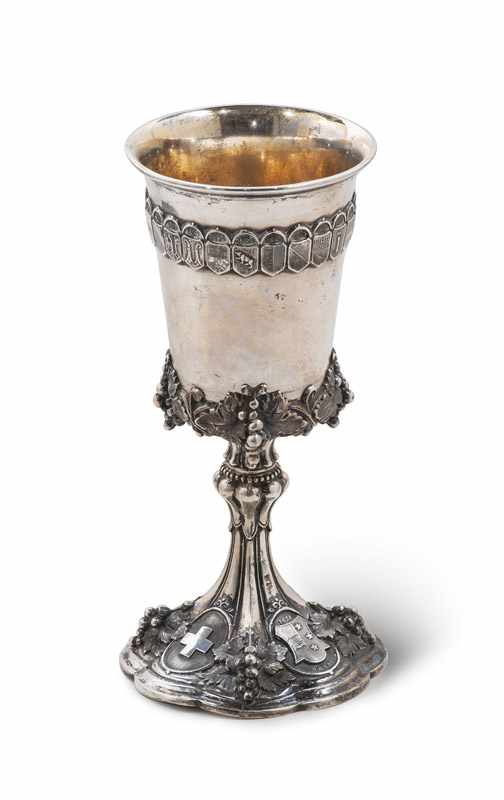 Silber - - Pokal mit prächtigem Schweizer Wappendekor. Die Kuppa auf godroniertem Nodus von einem