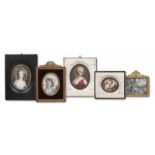 Miniaturen - - Sammlung von 5 Miniaturen, darunter 3 Portraits adeliger Damen, eine galante und eine