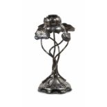 Silber - - Chinesisches Exportsilber. Dekorativer Kerzenständer in Lotusform auf vegetabilem Sockel.