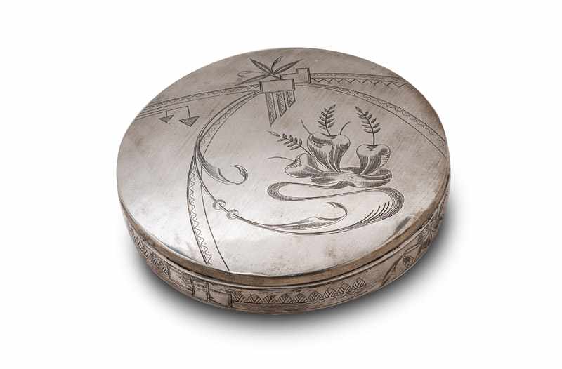 Silber - - Außergewöhnliche persische Schale in flacher, runder Form mit konstruktivistisch