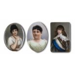 Porzellan - Bildplatten - - Sammlung von 3 Porzellanbildnissen, darunter ein Damen- und ein
