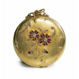 Schmuck - - Medaillon der Belle Époque mit floralem Ornament, die Blüten ausgefasst mit 42 Rubinen