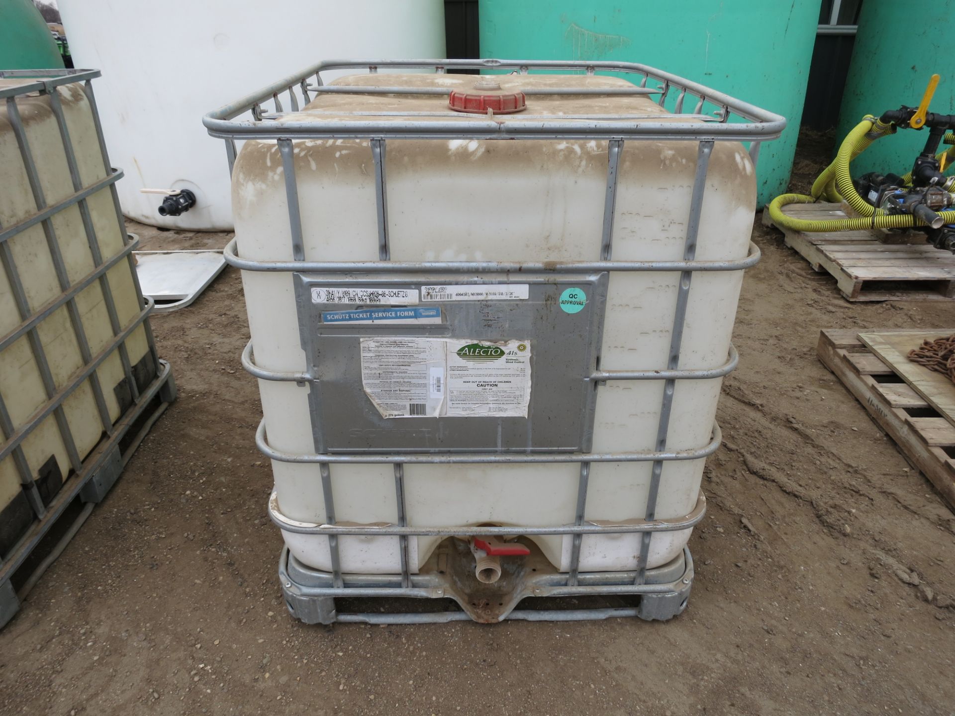 275 gallon chemical / water tote