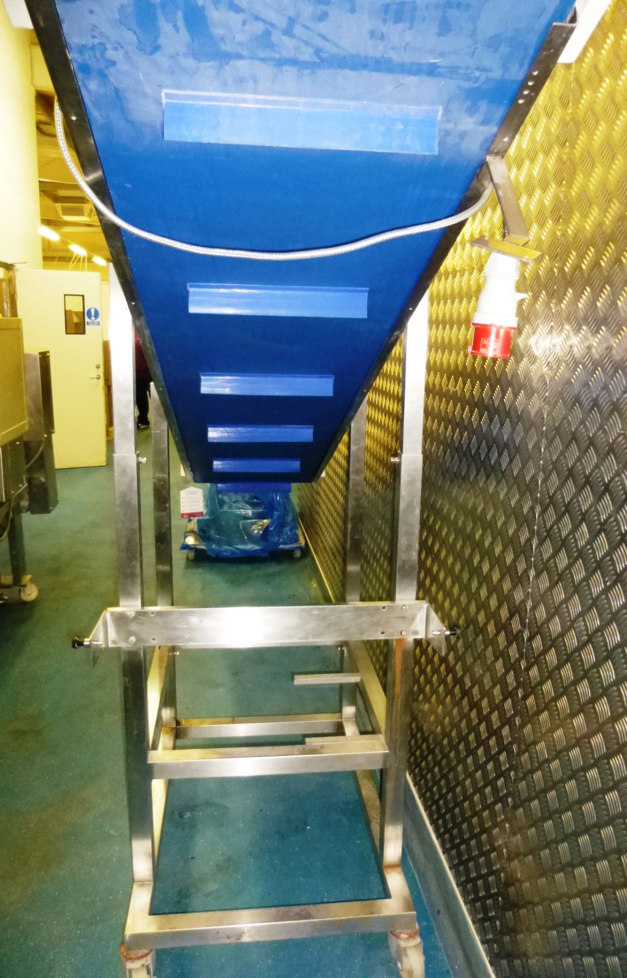 Mobile Motorised Incline Conveyor - Image 2 of 2