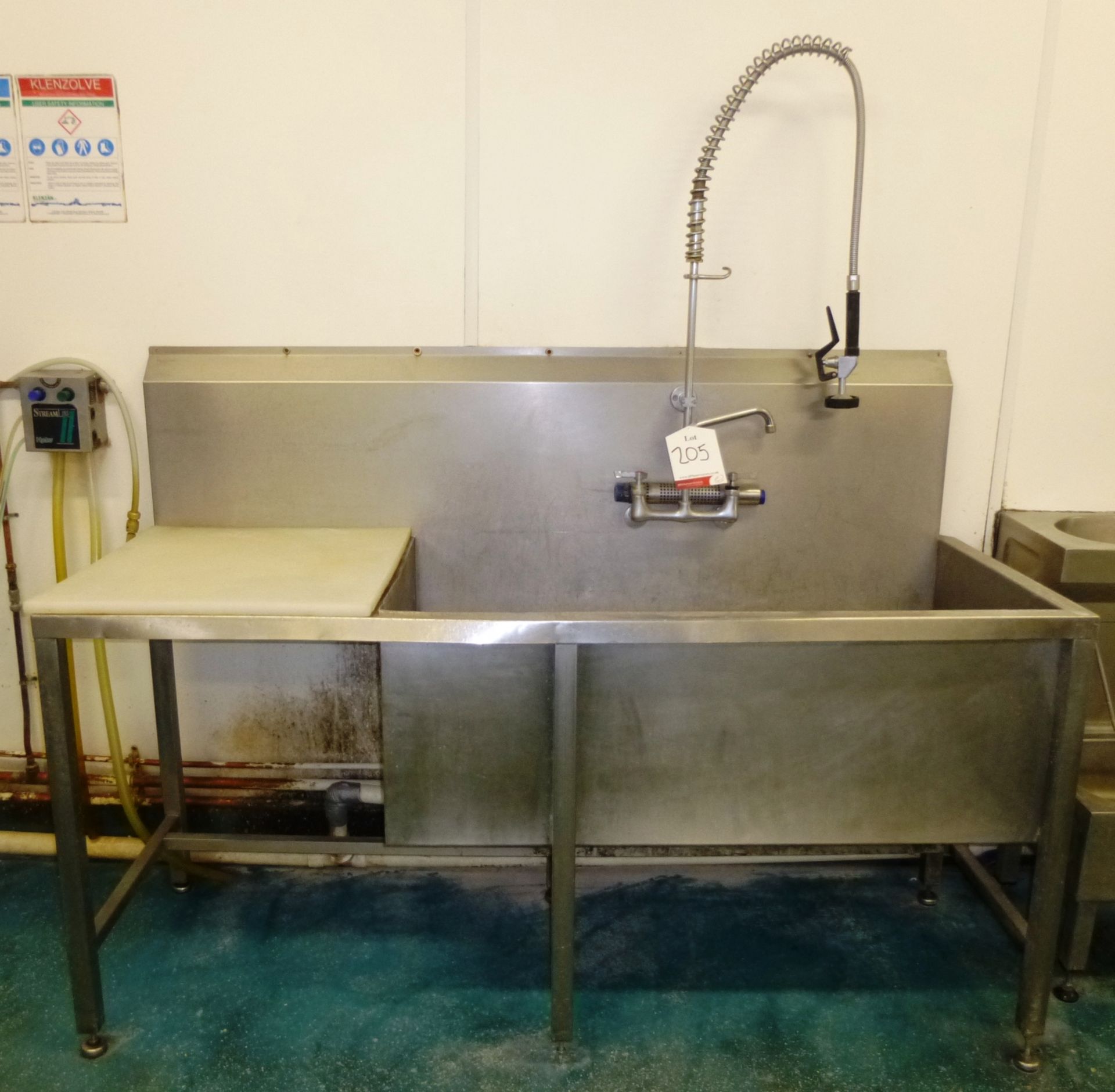 Stainless Steel Deep Bowl Sink w/ Drainer, Backsplash & Spray Tap