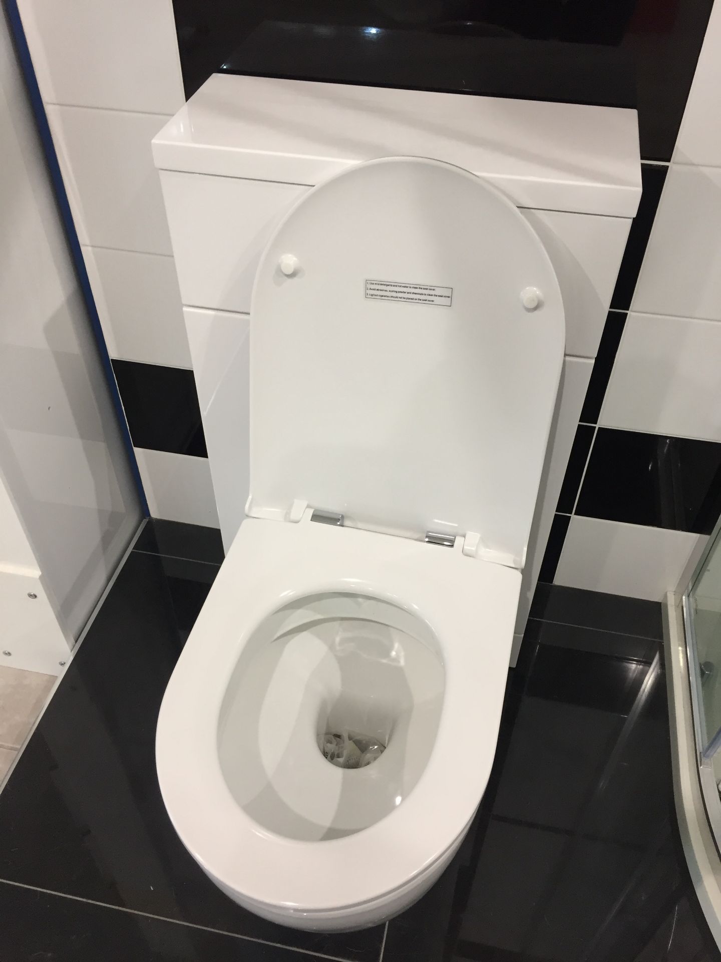 White gloss 500mm WC unit w/ Pan & seat - Image 2 of 2