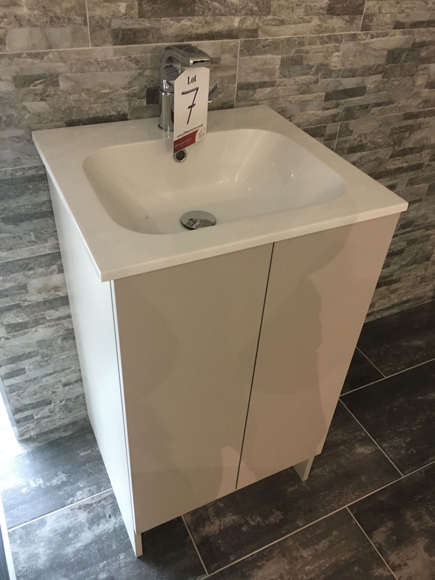 Floor standing 510mm vanity unit w/ sink & tap w/ 500mm WC unit w/ WCpan & soft close seat - Image 3 of 7