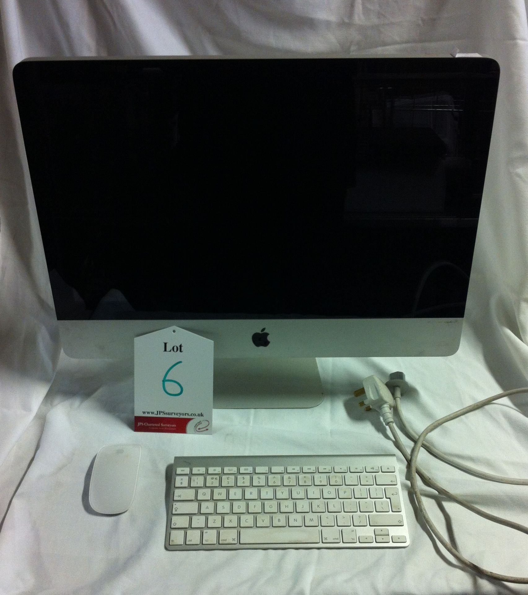 Apple iMac 21.5" Desktop 8.1 - YOM 2011 w/ Apple Mouse & Keyboard