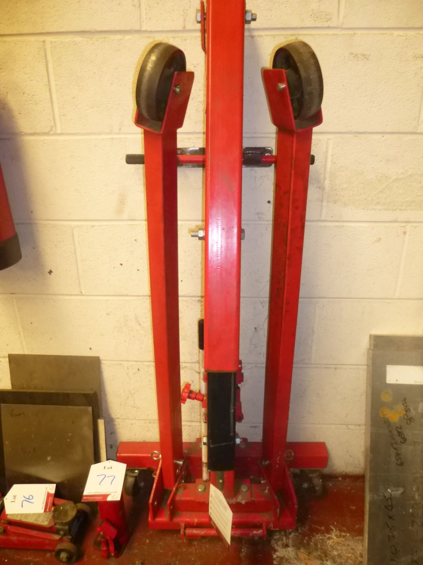 1 Ton Folding hydraulic engine hoist with wall bracket - Image 2 of 2