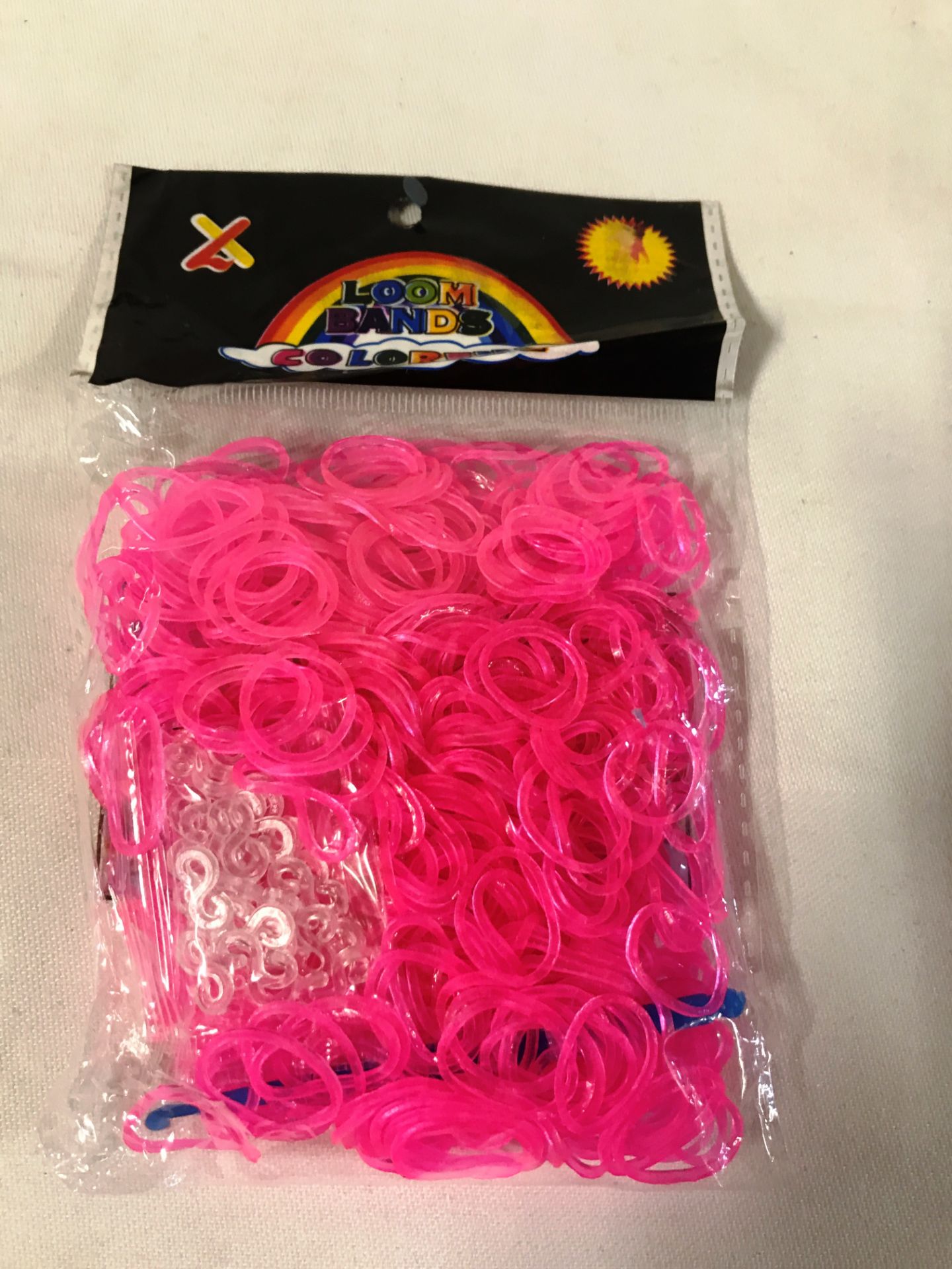 195 x Packs of Mixed Coloured Loom Bands - Packs of 600 - Image 2 of 3