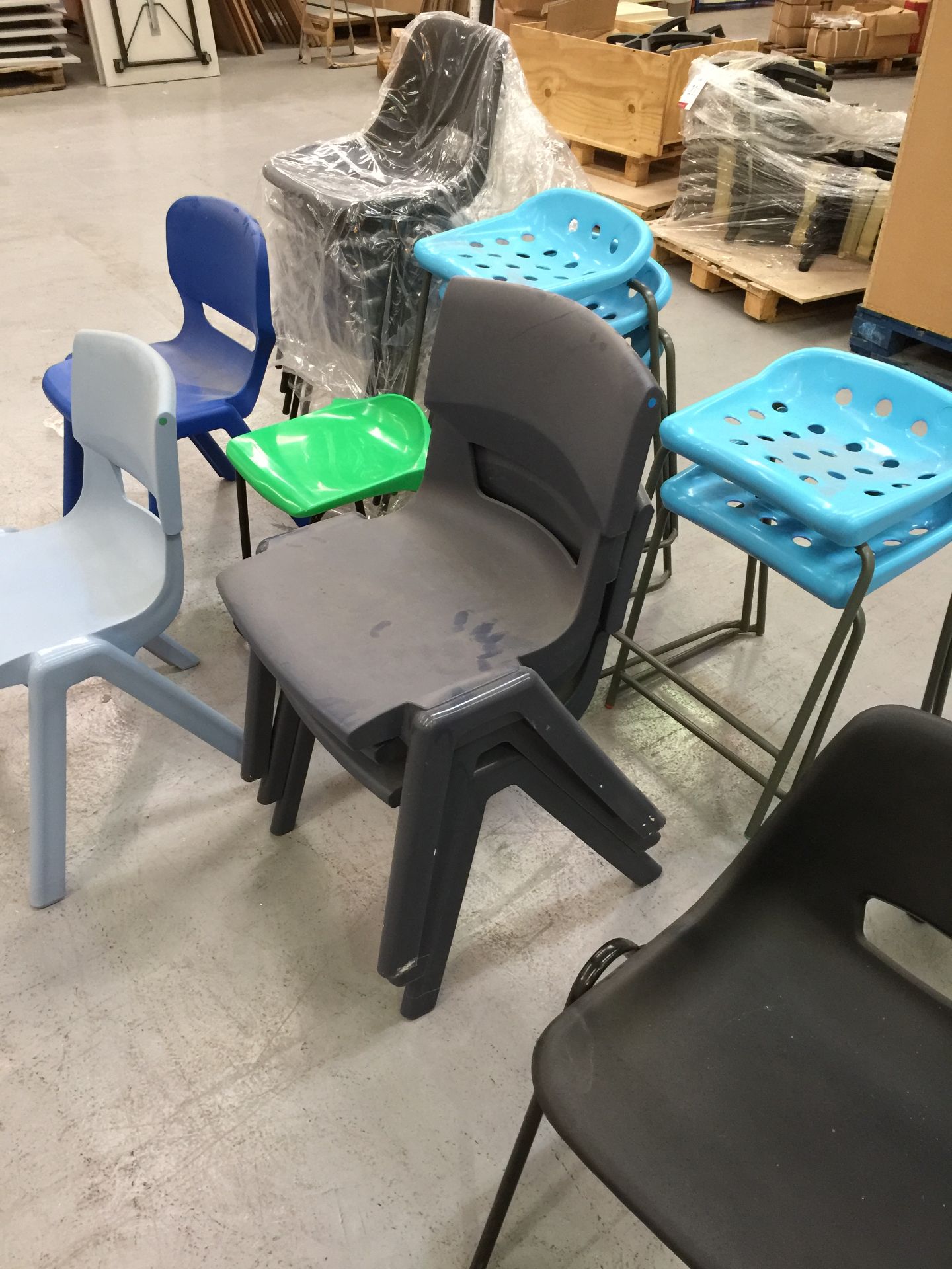 31 various display chairs and stools - Image 6 of 6