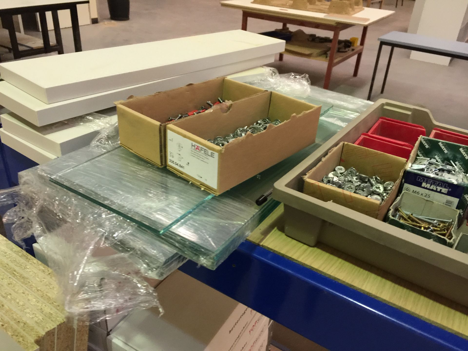 Quantity of handles, screws, glass on 1 shelf - Image 9 of 10