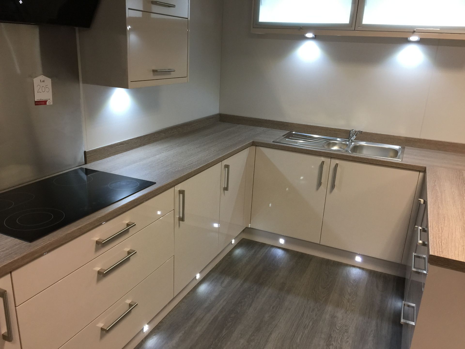 Display kitchen with Euro Kerera Induction Hob, extraction hood and 1 1/2 stainless steel inset sink - Image 2 of 2