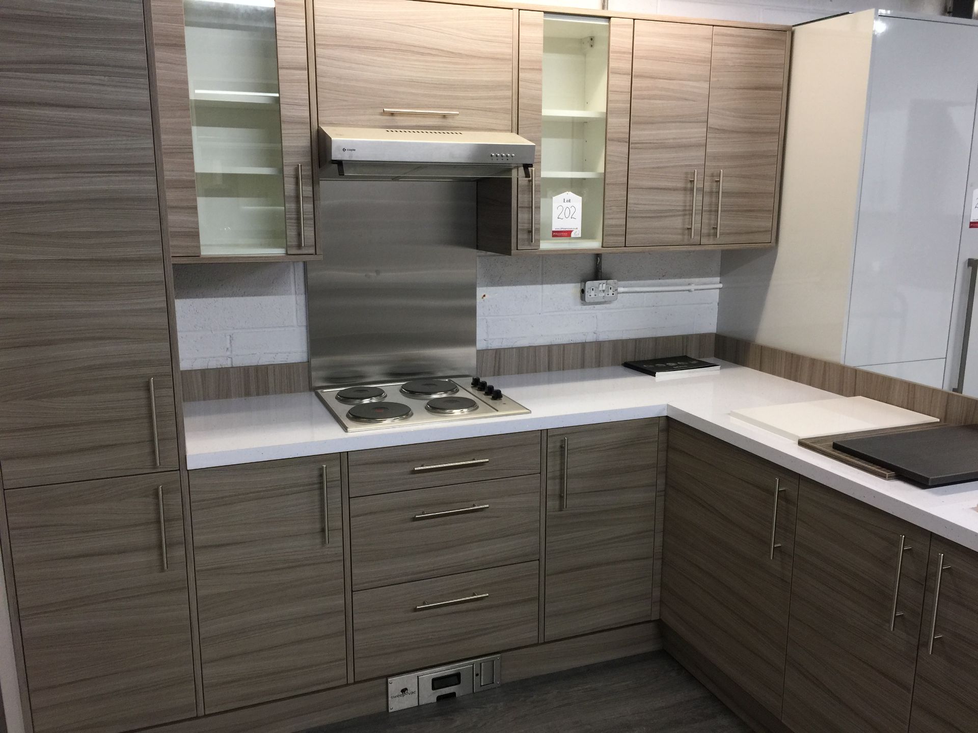 L-shaped kitchen display with 4 ring electric hob, stainless steel splashback, extractor hood and Sw - Image 2 of 3