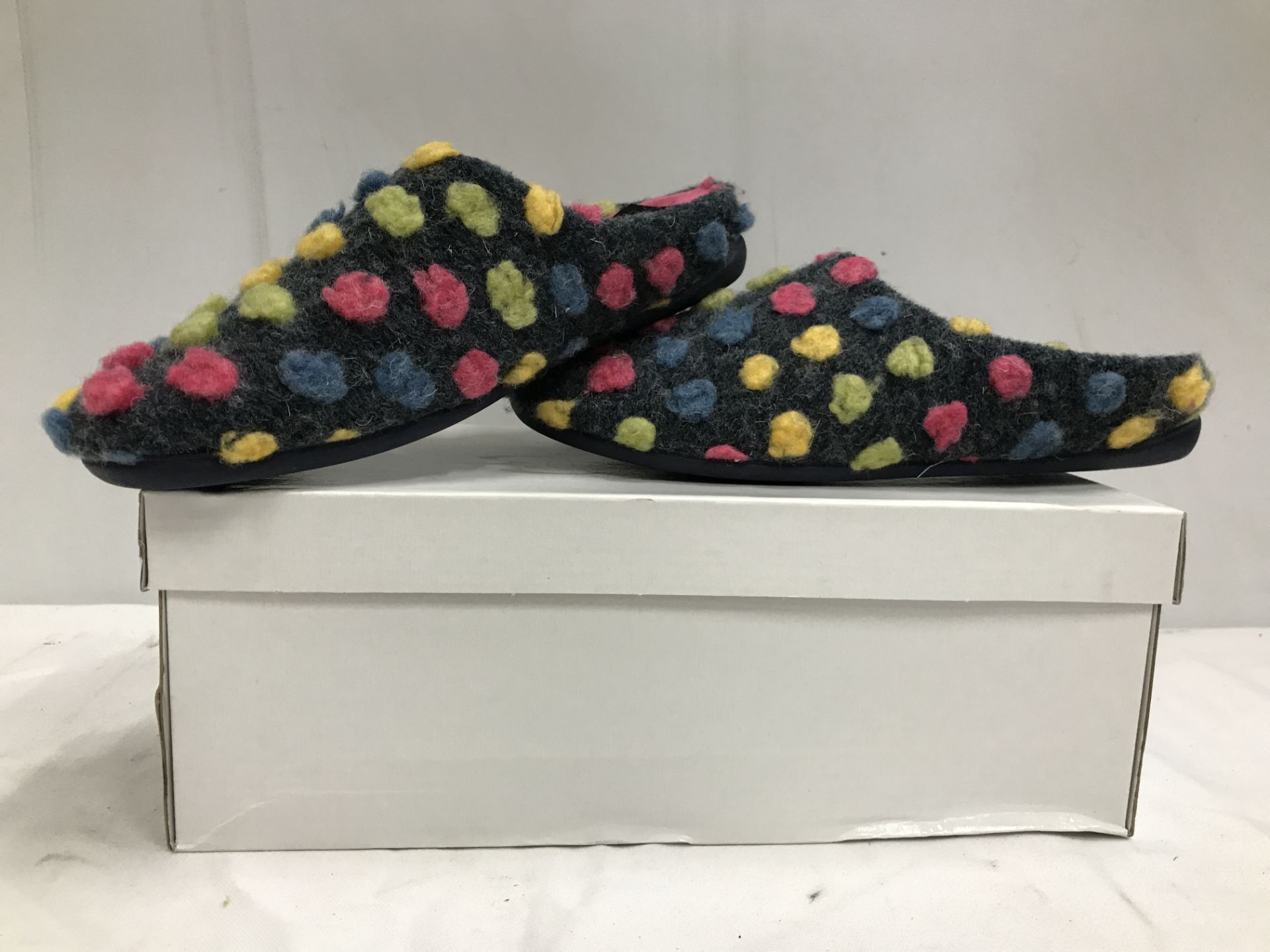 12 x Pairs of Silent Night Slippers - 4 Colours - Various Sizes - Image 2 of 5