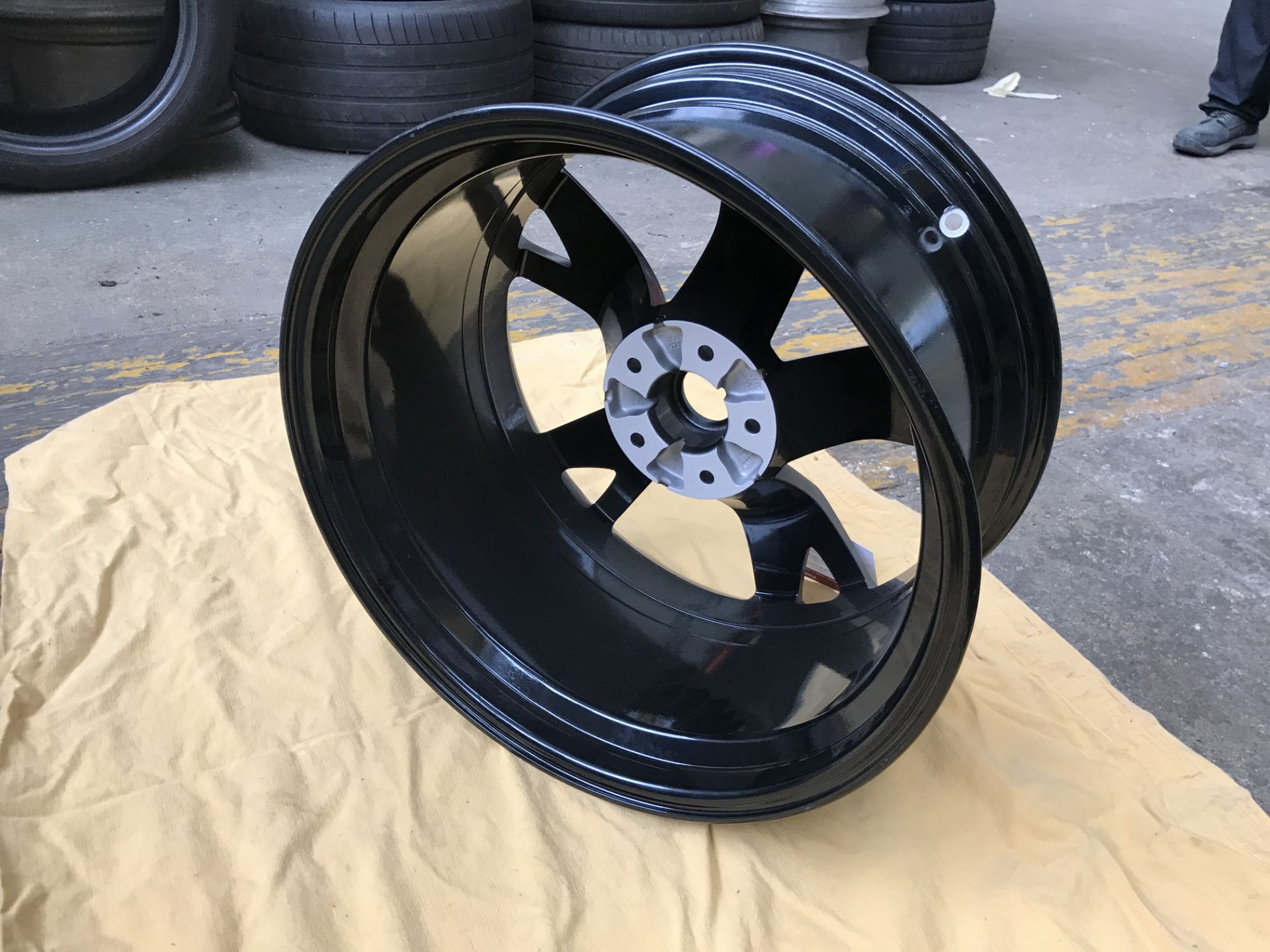 Nissan 20" Rear Alloy - Image 2 of 2