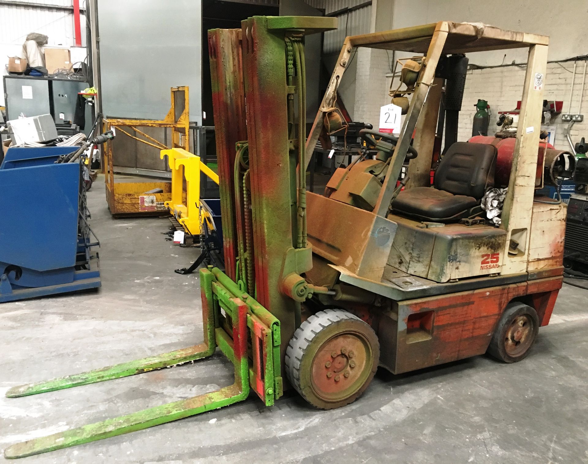 Nissan 25 Gas Forklift Truck