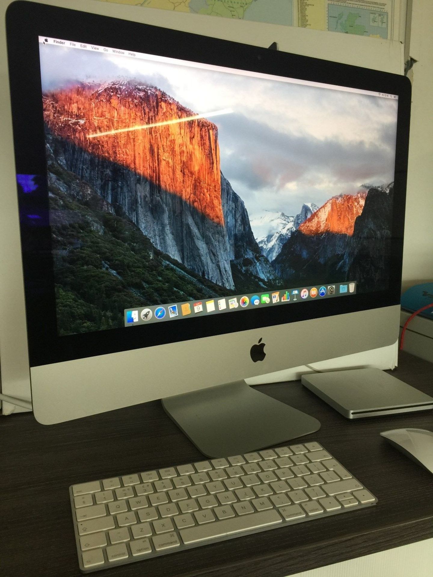 Apple iMac with 4K Retina display (21.5-inch, Late 2015) 1TB Hard Drive 8 GB Ram - Image 2 of 7