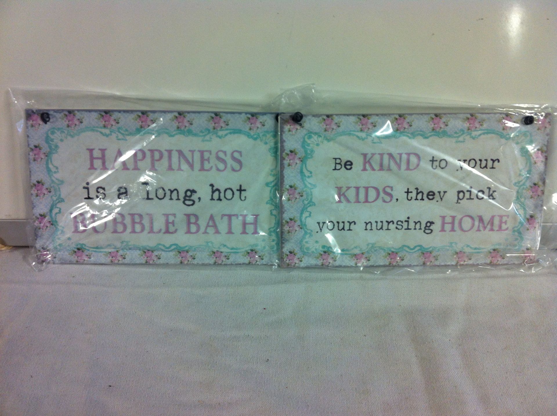 904 X PLAQUES, SIGNS, SLOGAN SIGNS. RRP £ 2,743.30 - Image 4 of 9