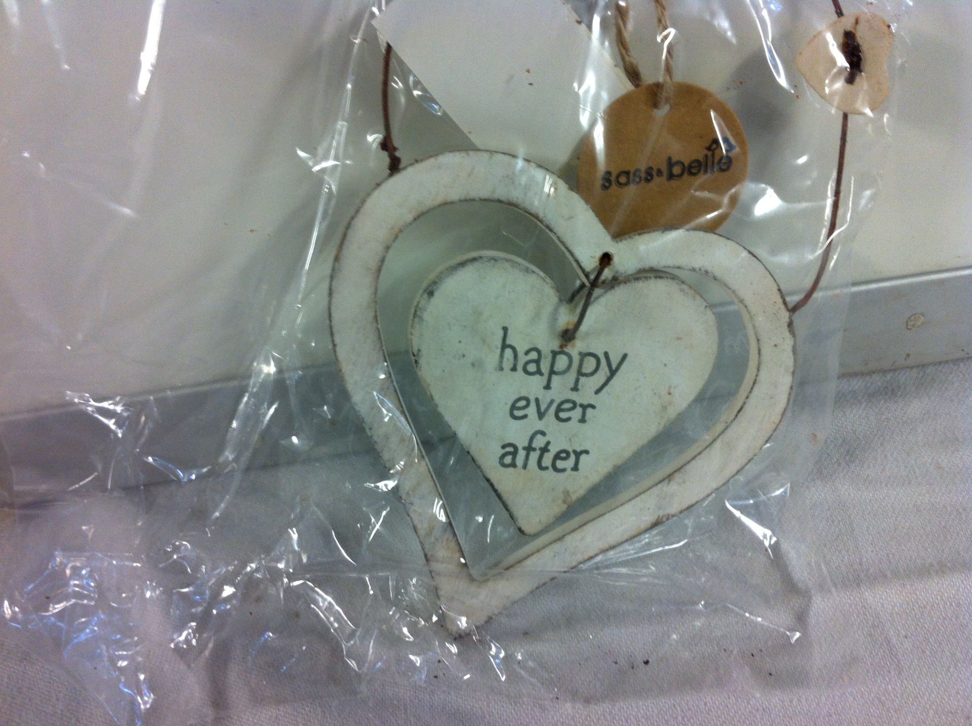803 X KEYRINGS, HANGING HEARTS, PLAQUES, WHITEBOARDS, DOVES, ETC. RRP £ 2,566.35 - Image 8 of 11