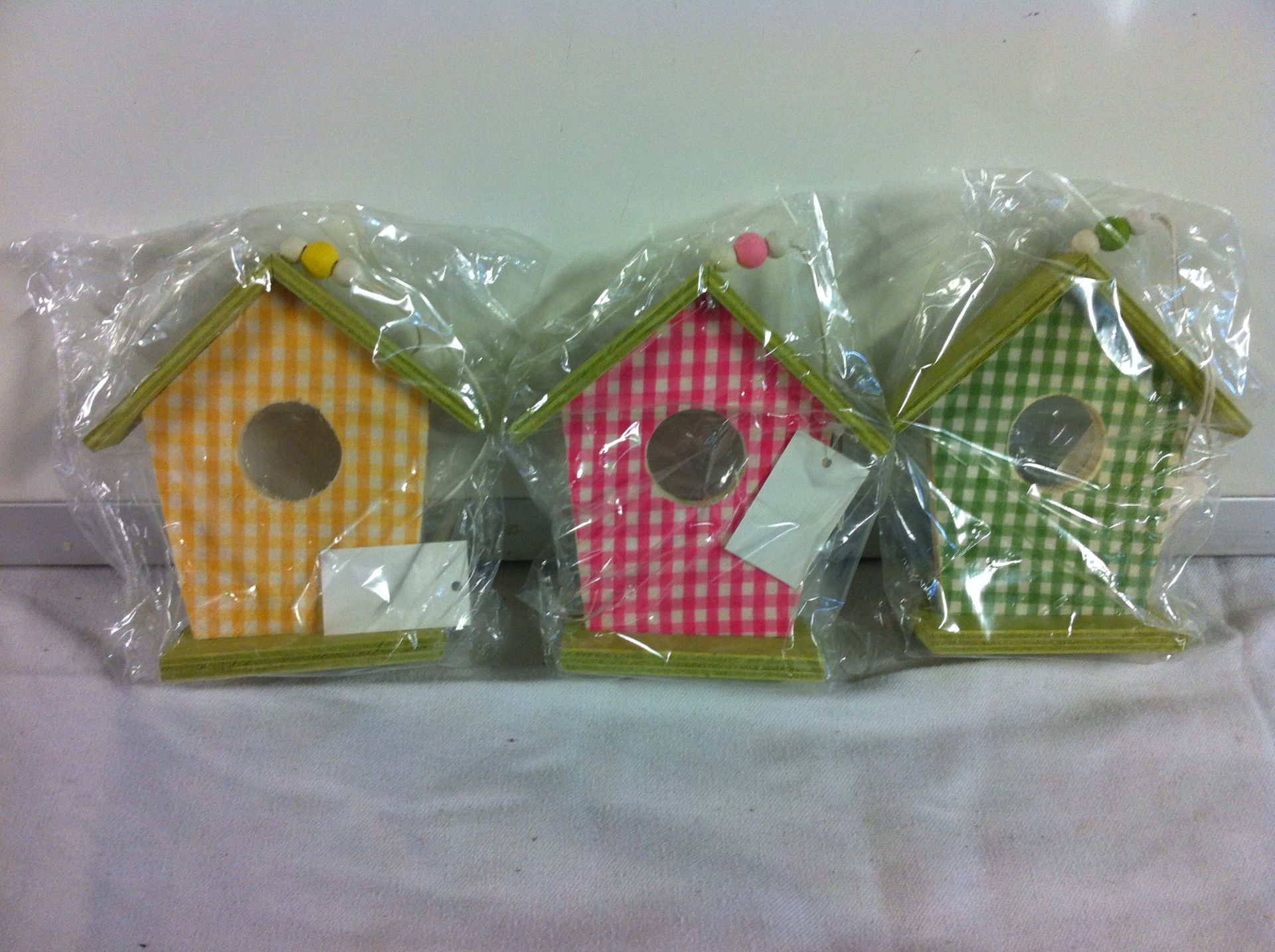 638 X HANGING HEARTS, PLAQUES, SIGNS, BIRDHOUSES, PLACE NAME HOLDER STANDS RRP £ 2,113.9 - Image 3 of 6