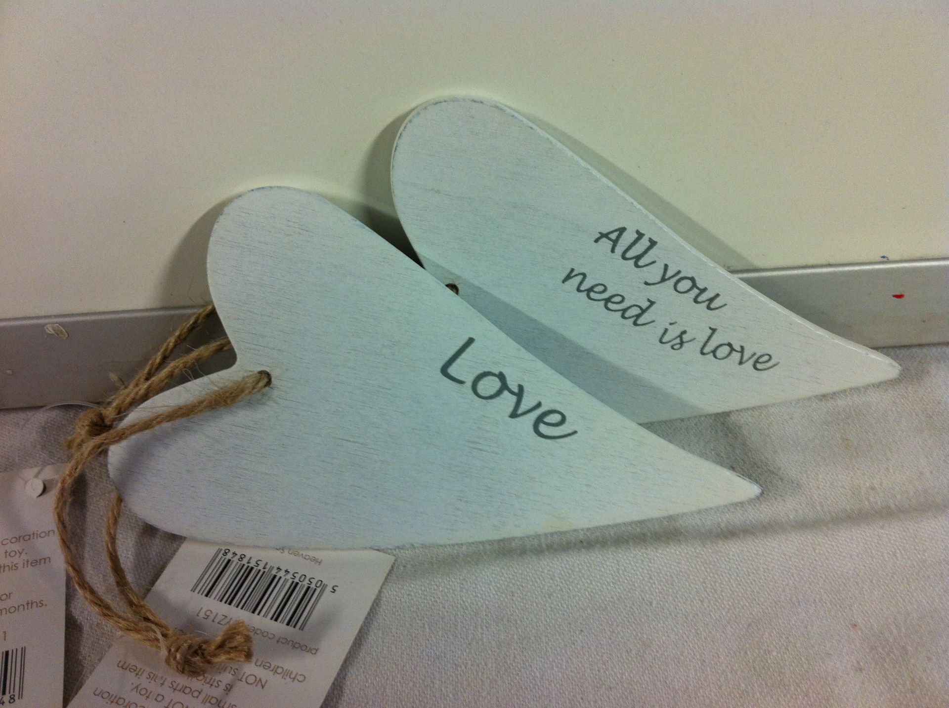 803 X KEYRINGS, HANGING HEARTS, PLAQUES, WHITEBOARDS, DOVES, ETC. RRP £ 2,566.35 - Image 7 of 11