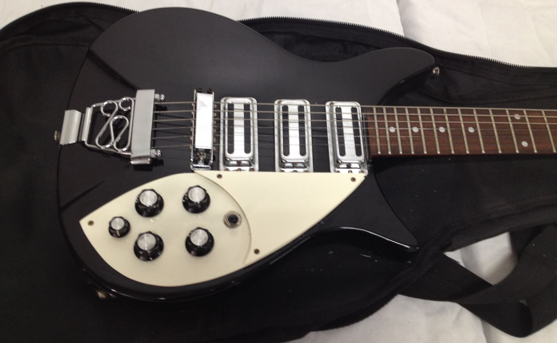 Tanglewood TW68 Electric Guitar in Black and Piano White; with Black Fabric Case - Image 3 of 4