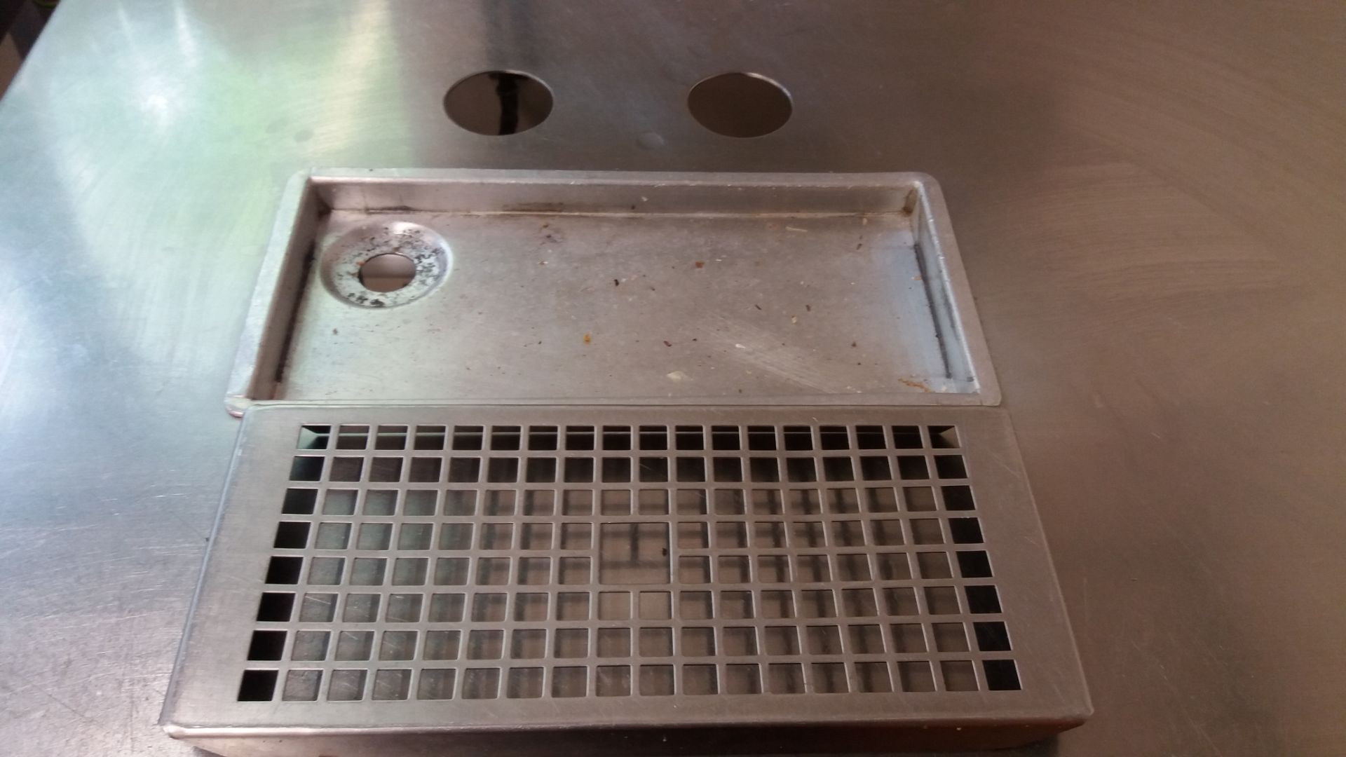 Stainless steel table 110 x 70 x 86 with drainer, S/S bin, undershelf, drawer and backsplash - Image 4 of 4